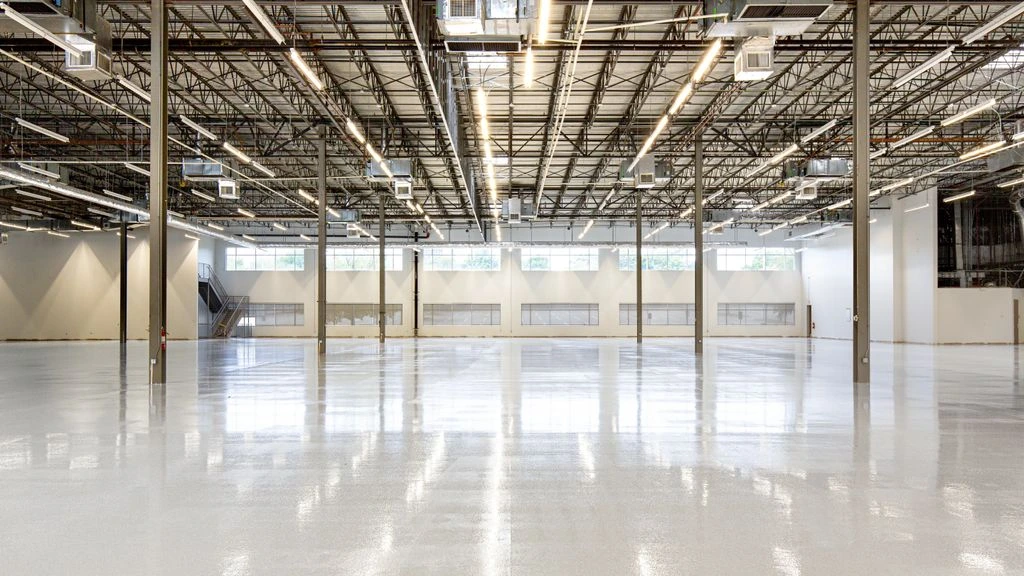 Inside Er Teknik Enerji's Kocaeli switchgear assembly hall.
